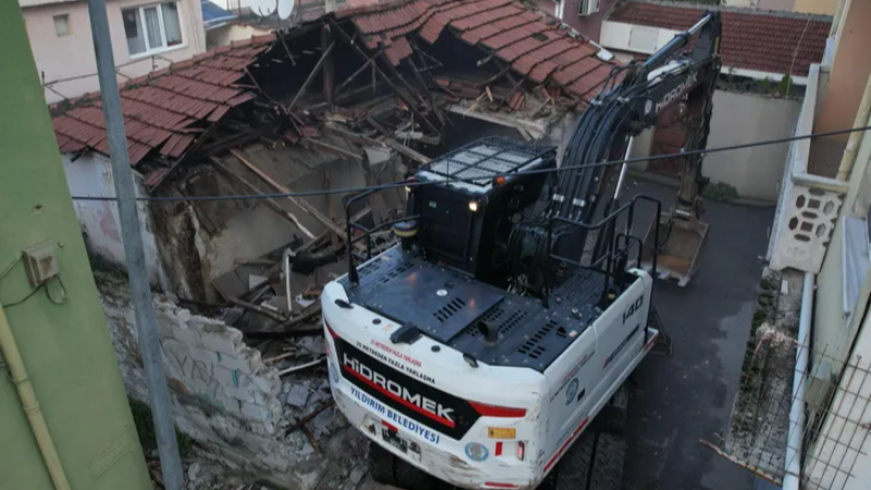 Bursa Yıldırım'da tehlike oluşturan metruk binalar tek tek yıkılıyor