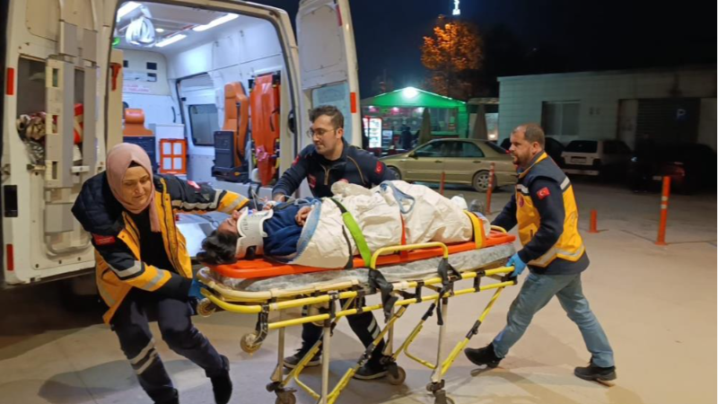 Bursa'da marketin yük asansöründe sıkışan işçinin zor anları