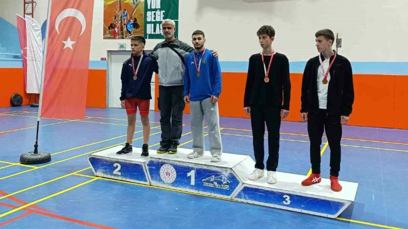 Bursa’daki o lise güreşte zirveyi bırakmıyor