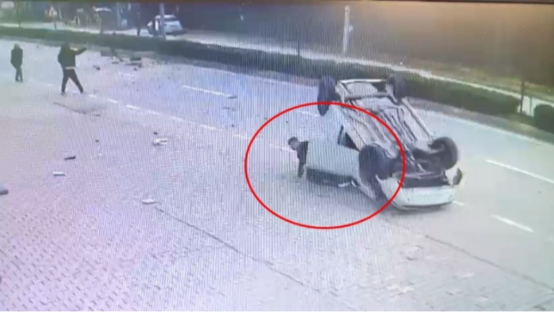 Bursa'da kaza yaptı, araçtan bu şekilde çıktı!