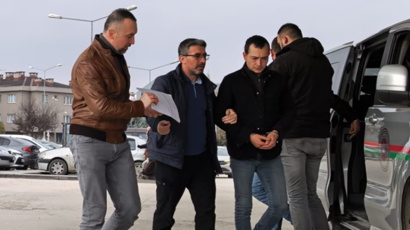 Bursa'da aranan firari ağaç keserken yakalandı