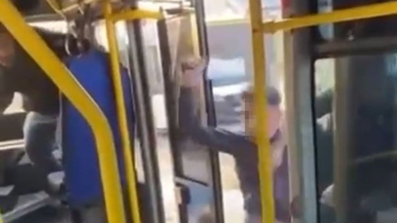 Bursa'da satırlı saldırgan otobüste yakalandı!