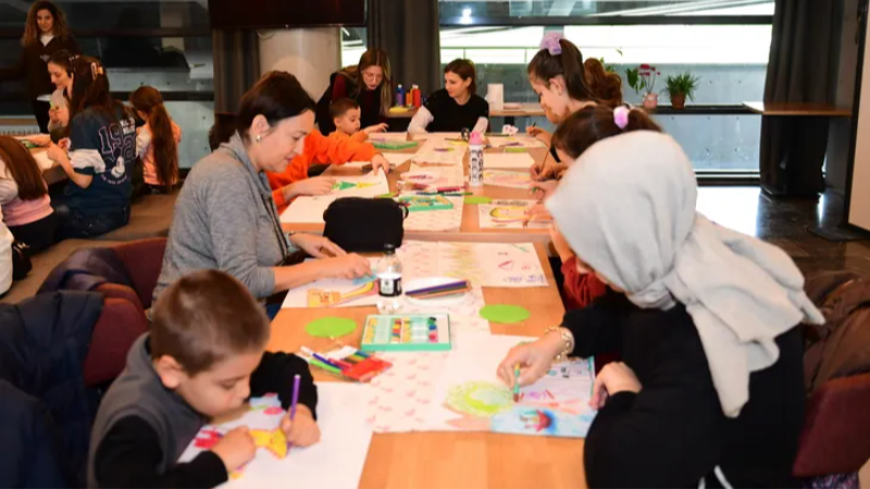 Bursa'da anne ve çocuklar sanatın renkli dünyasında bir araya geldi!