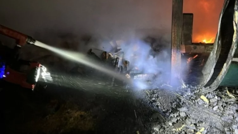 Bursa'da mobilya fabrikası alev alev yandı